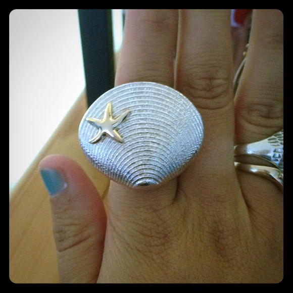 I don't wear rings :( got it as a present