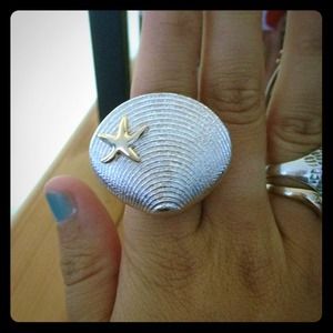 I don't wear rings :( got it as a present