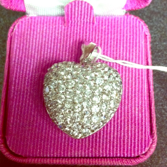 💗🎀Beautiful Heart Pave Pendant🎀💗