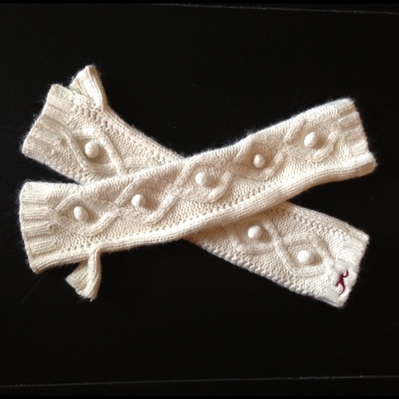 Beautiful knit arm warmers.