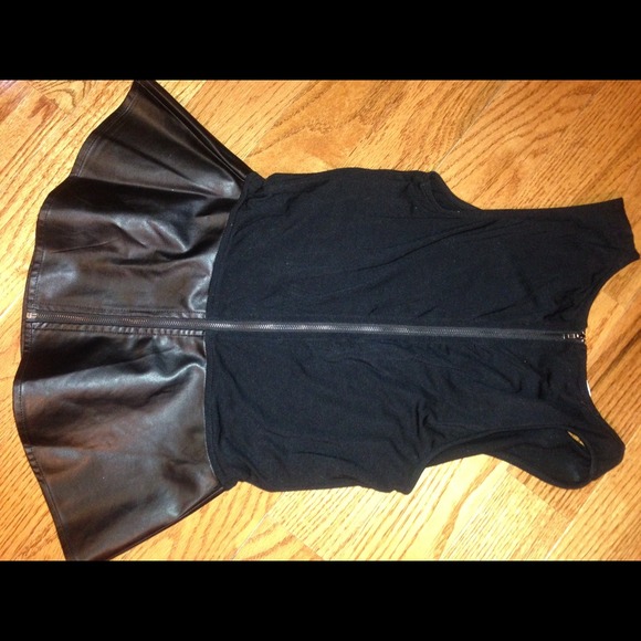 💢💢 SOLD 💢💢 Black peplum top. Zipper in back - Picture 2 of 3