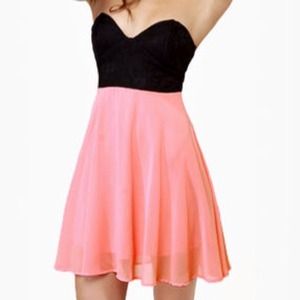 Ta-ra-ra Bustier in black and peach dress