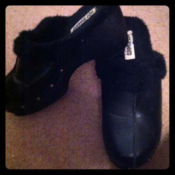 Fuzzy clogs! - Picture 1 of 3