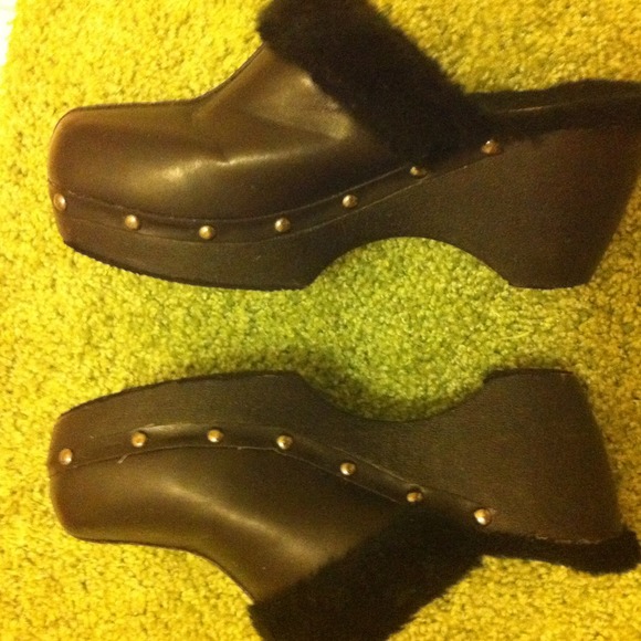 Fuzzy clogs! - Picture 3 of 3