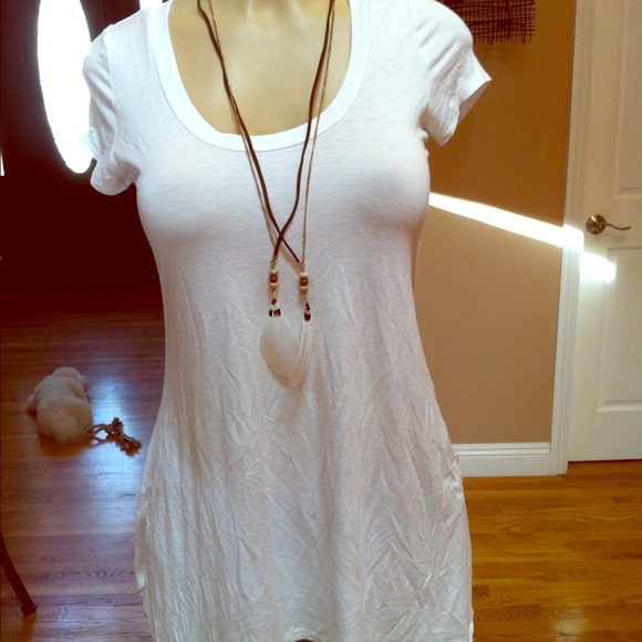⛔SOLD IN BUNDLE⛔ Long white V-neck Tee - Picture 1 of 2