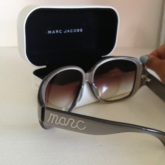 Marc by Marc Jacobs sunglasses. style: mmj030/s