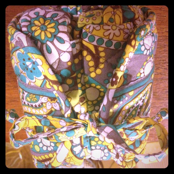 **Authentic Vera Bradley traveling cosmetic pouch