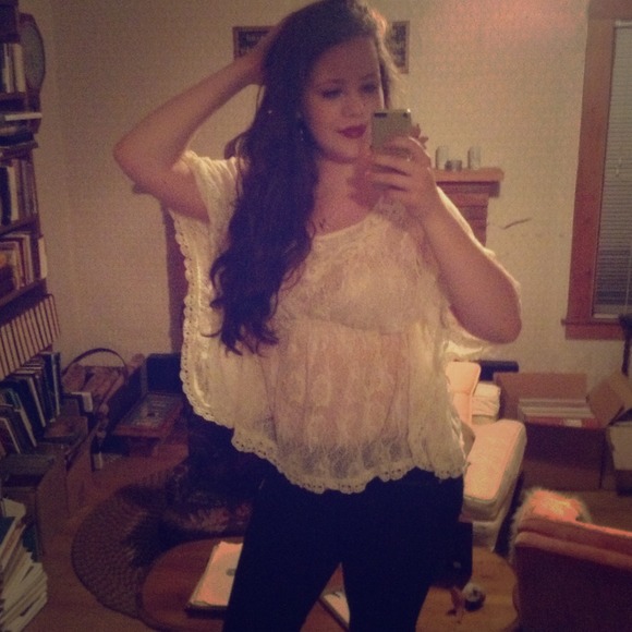 ⛔️SOLD!⛔️ Beautiful Lace top