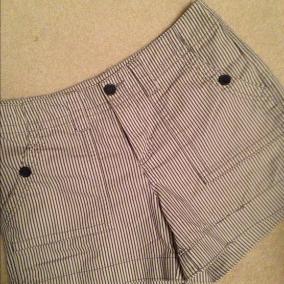 🌹Cute, short denim colored/white stripe shorts. - Picture 3 of 4