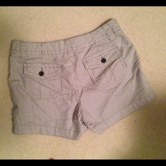 🌹Cute, short denim colored/white stripe shorts. - Picture 4 of 4