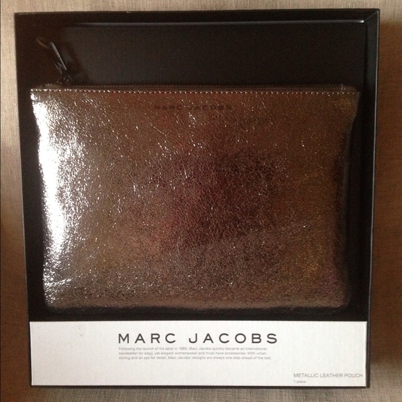Marc Jacobs Clutches & Wallets - ⤵️{ Marc Jacobs Clutch } SILVER METALLIC Leather