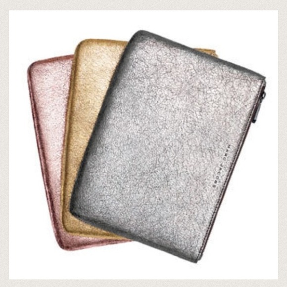 ⤵️{ Marc Jacobs Clutch } SILVER METALLIC Leather - Picture 3 of 4