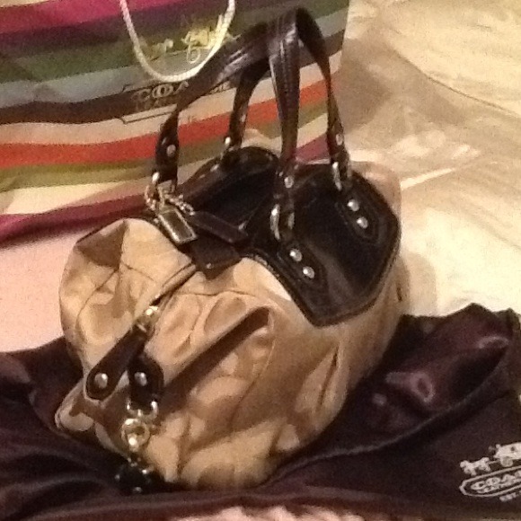 Flash Sale ! Coach hand bag perfect NWOT - Picture 3 of 4