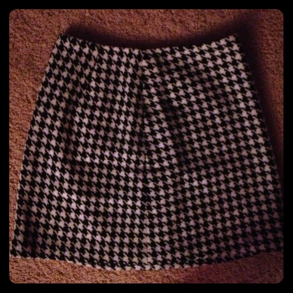 Limited skirt black & white.