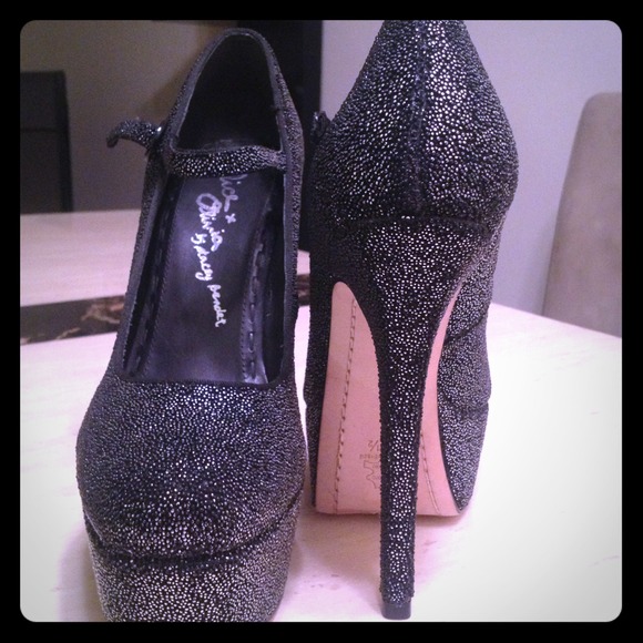 Hold!!!Make an offer! Alice and Olivia heels! NWT!