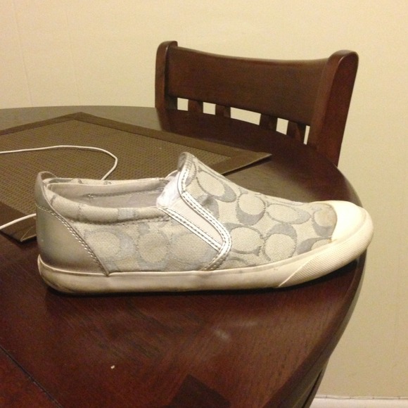 Authentic coach shoe that's gently worn at the bac - Picture 2 of 4