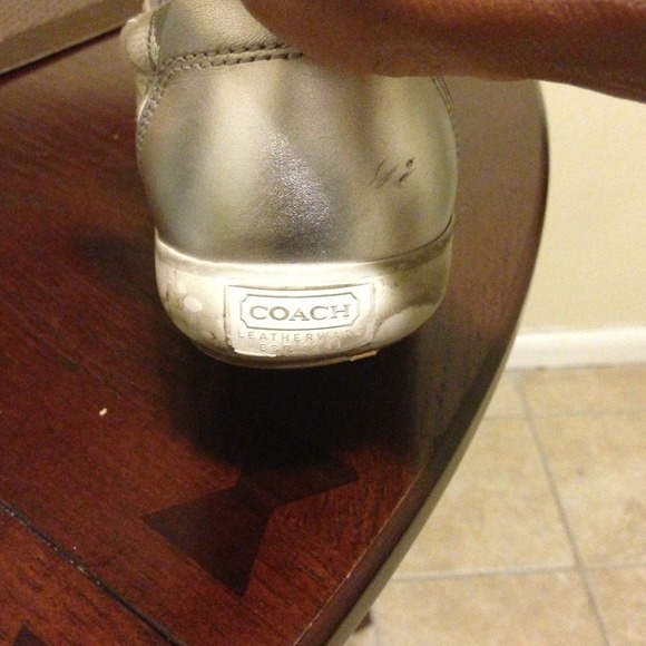 Authentic coach shoe that's gently worn at the bac - Picture 3 of 4