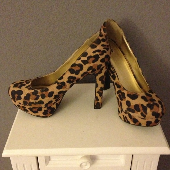 💥REDUCED💥 Leopard Printed Platforms - Picture 2 of 4