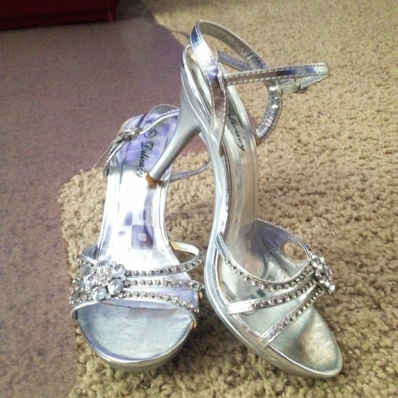 Silver delicacy flower heels