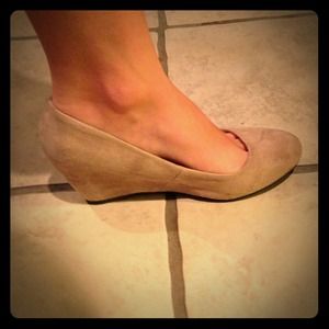 City classified tan suede wedges