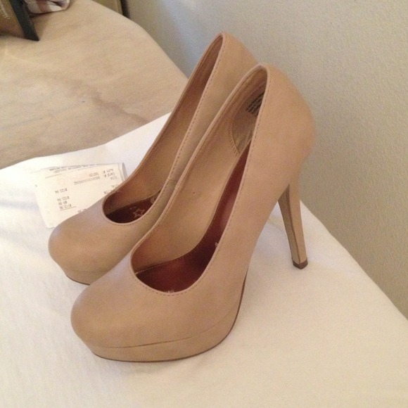 Nude pumps bundled