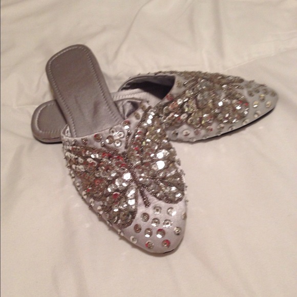 Sold Cute bundle of two slippers - Picture 2 of 3