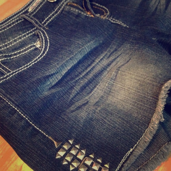 Jeans shorts with metal details!