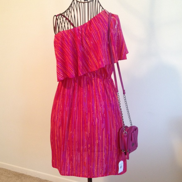 Dresses & Skirts - ❗️❗️SOLD❗️❗️Very cute ruffle top pink dress