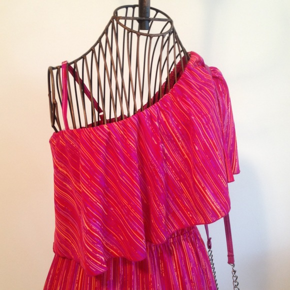 ❗️❗️SOLD❗️❗️Very cute ruffle top pink dress - Picture 2 of 3