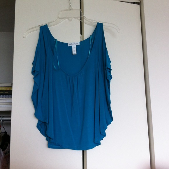 🚫 TRADED 🚫 Bluish Color Top - Picture 2 of 2