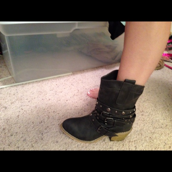 SOLD IN BUNDLE Black studded cow girl boots - Picture 4 of 4