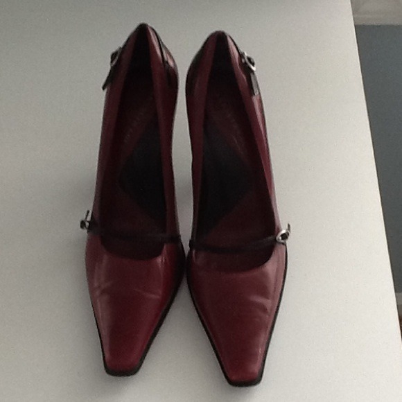 Kenneth Cole Shoes - Kenneth Cole New York burgundy and black heels