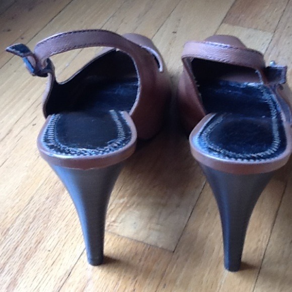 Sexy, caramel brown, peep toe heels! - Picture 2 of 4