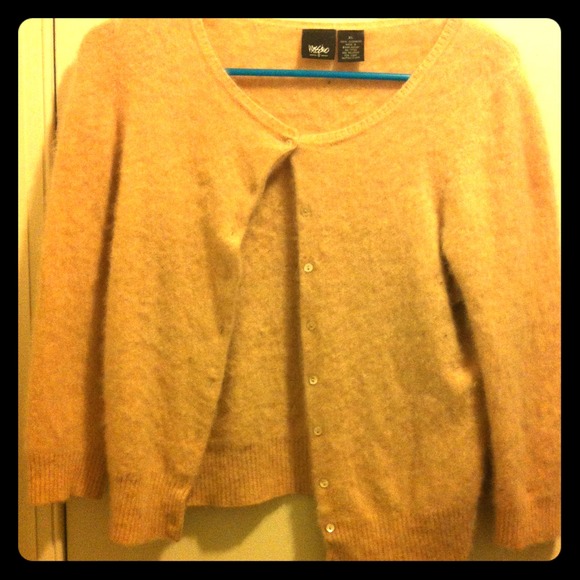 100% Cashmere Button Sweater - Picture 1 of 1