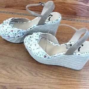 Wedge flowered shoes