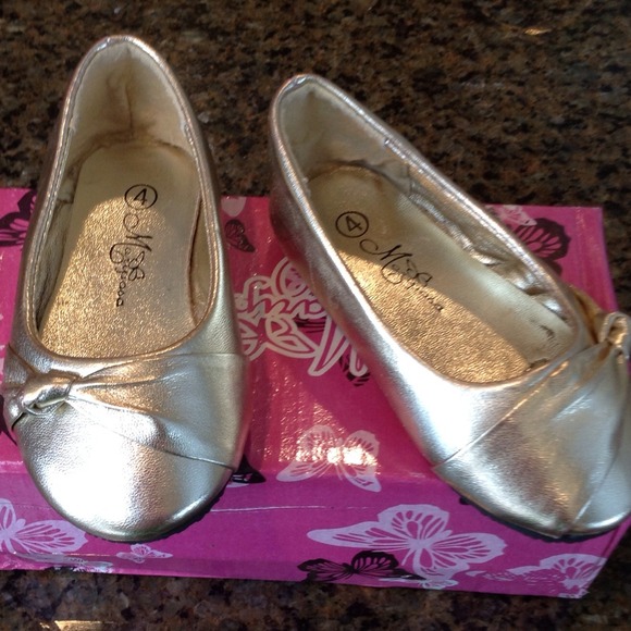 Toddler girls gold flat
