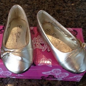 Toddler girls gold flat