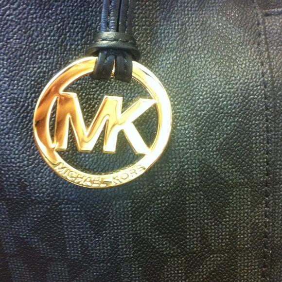 🚫Sold🚫Michaels Kors Black Jet Set E/W Bag - Picture 2 of 3