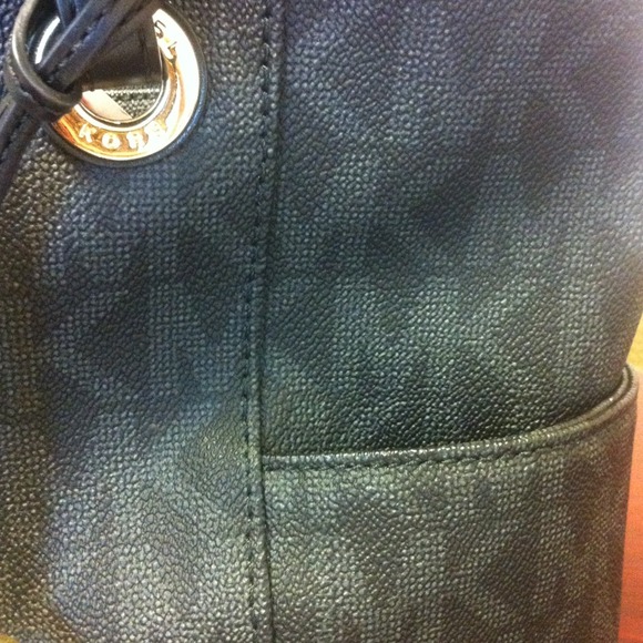 🚫Sold🚫Michaels Kors Black Jet Set E/W Bag - Picture 3 of 3