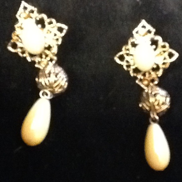 VINTAGE GOLD N PEARL EARRINGS - Picture 2 of 2