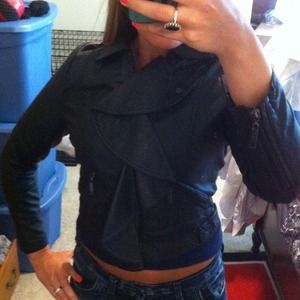 SOLD IN BUNDKE! Black cropped leather jacket