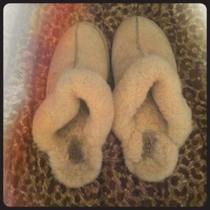 Size 9 sand ugg slippers