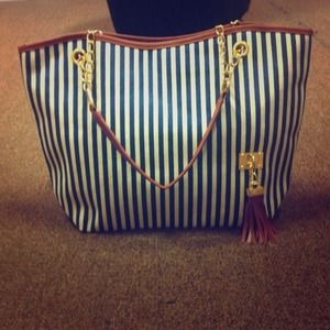 Brand new shoulder bag for summer