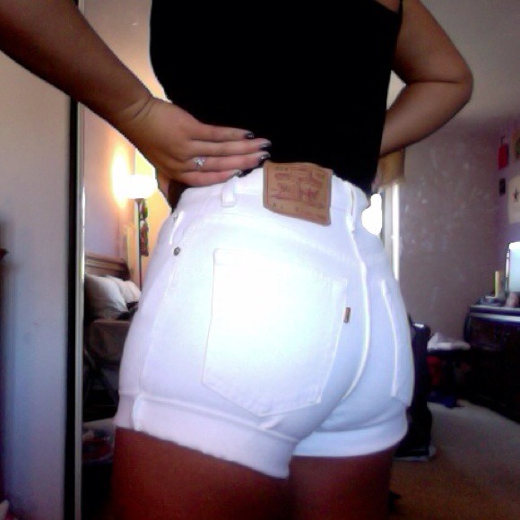 ⛔SOLD⛔ White denim high waisted shorts - Picture 3 of 3