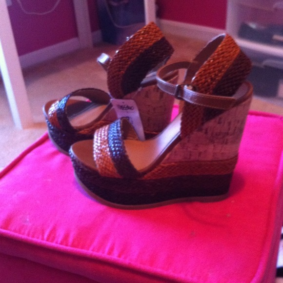 💢💢💥🎈SOLD🎈💥💢💢Wedges - Picture 2 of 2