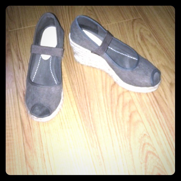 Size6 brown wedges... Very comfortable