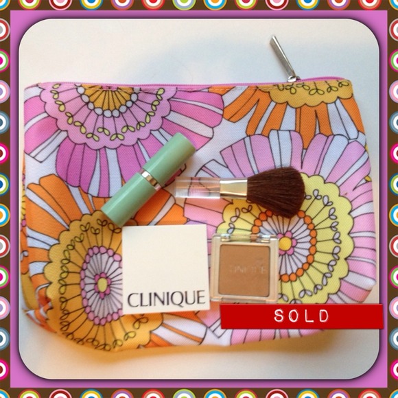 ✋Sold Clinique bundle with make up bag and make up