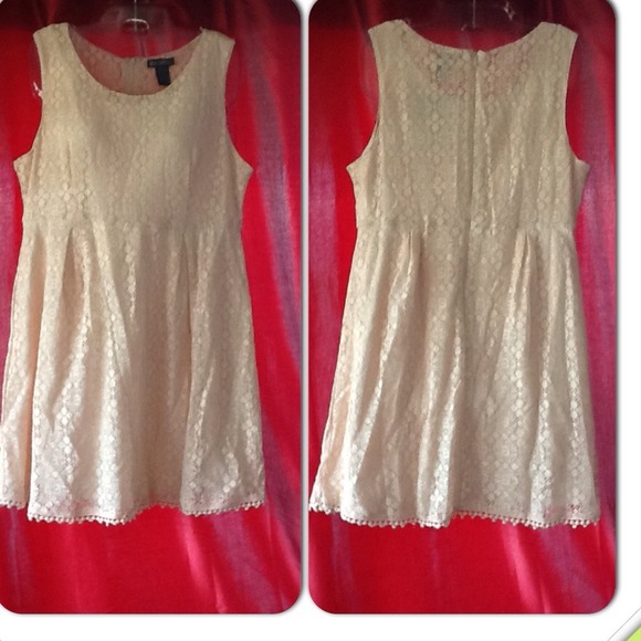 💕PRETTY CREAM COLORED LACE DRESS💕 - Picture 2 of 4