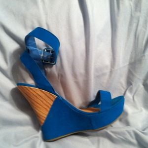 💥REDUCED💥Turquoise Wood Heel Wedges