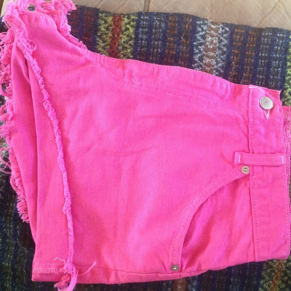 Pink Levi's distress shorts 🌺🌺 950 relaxed fit